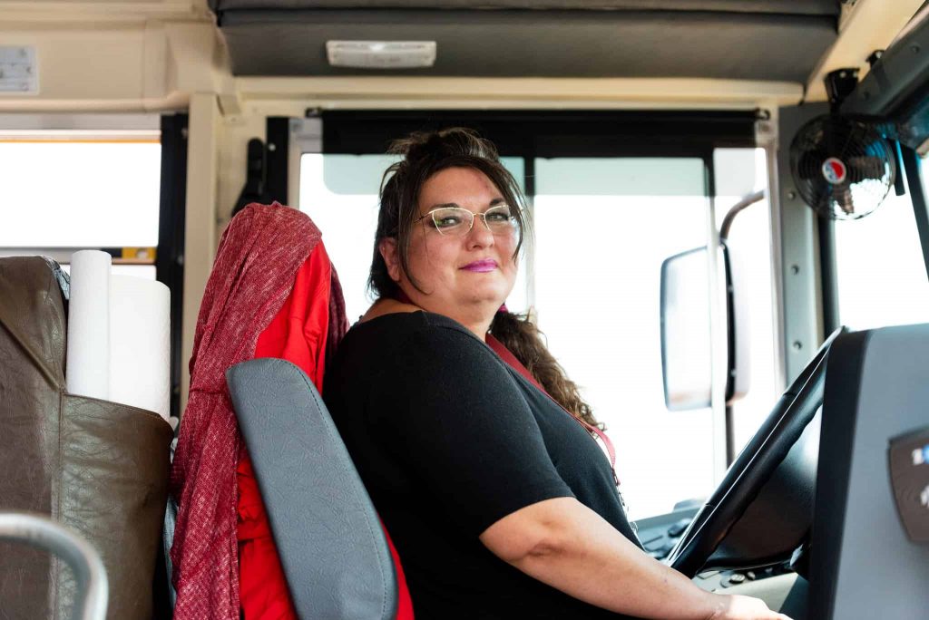 La conductora Annette sentada en un autobús escolar